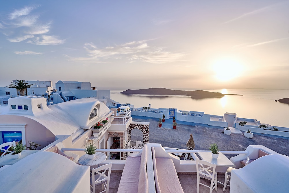 Merovigliosso Apartments — Hotel building in Imerovigli, South Aegean