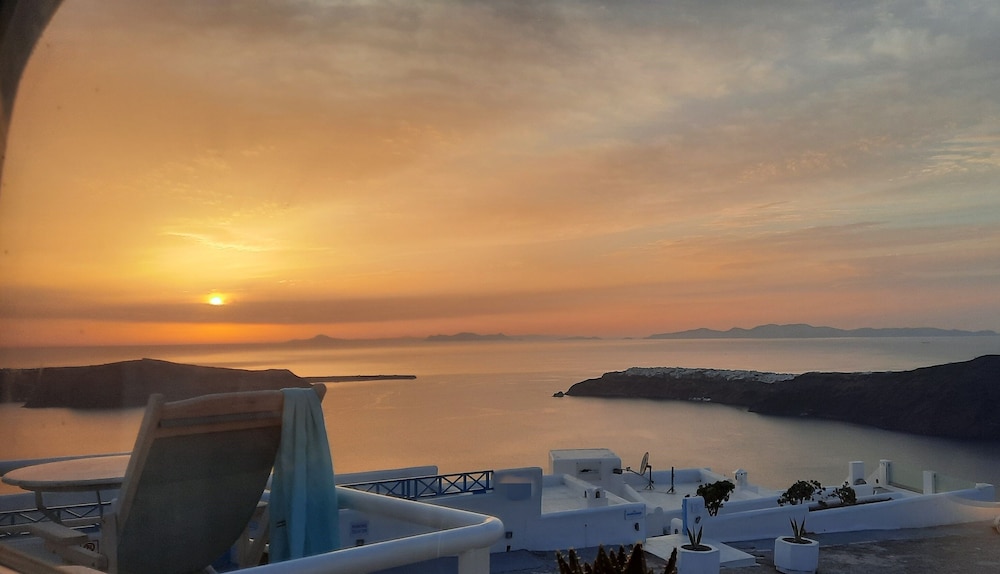 Merovigliosso Apartments — Attractions in the area in Imerovigli, South Aegean