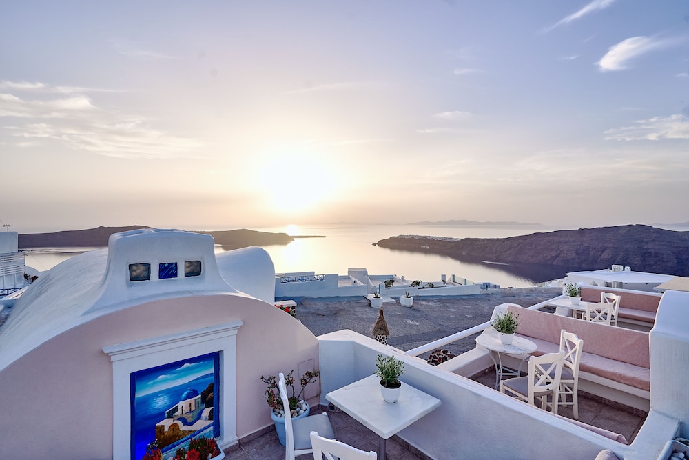 Merovigliosso Apartments — Hotel building in Imerovigli, South Aegean