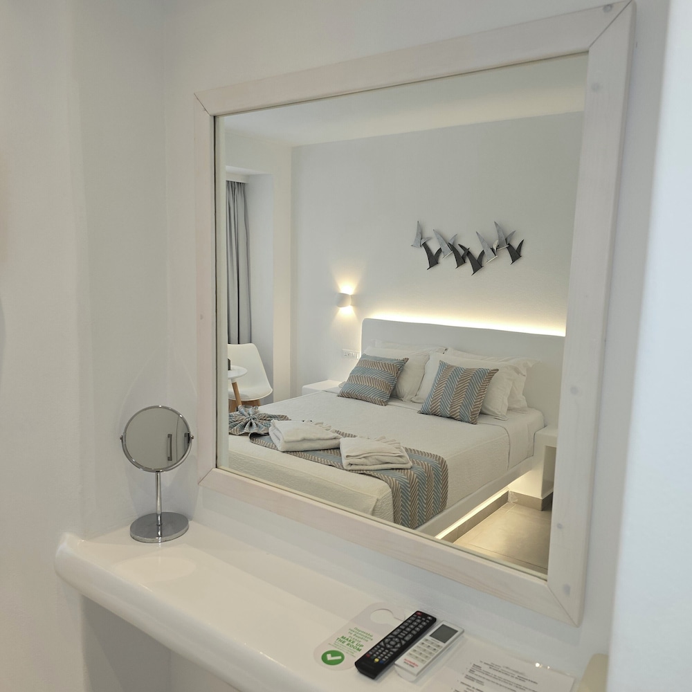 Merovigliosso Apartments — Hotel rooms in Imerovigli, South Aegean