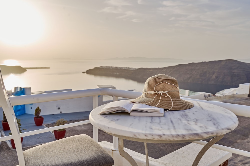 Merovigliosso Apartments — Hotel building in Imerovigli, South Aegean