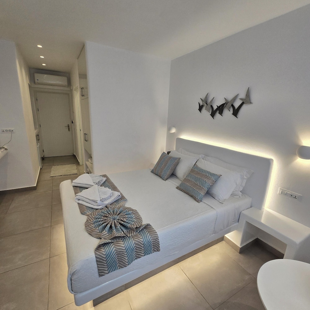 Merovigliosso Apartments — Hotel rooms in Imerovigli, South Aegean