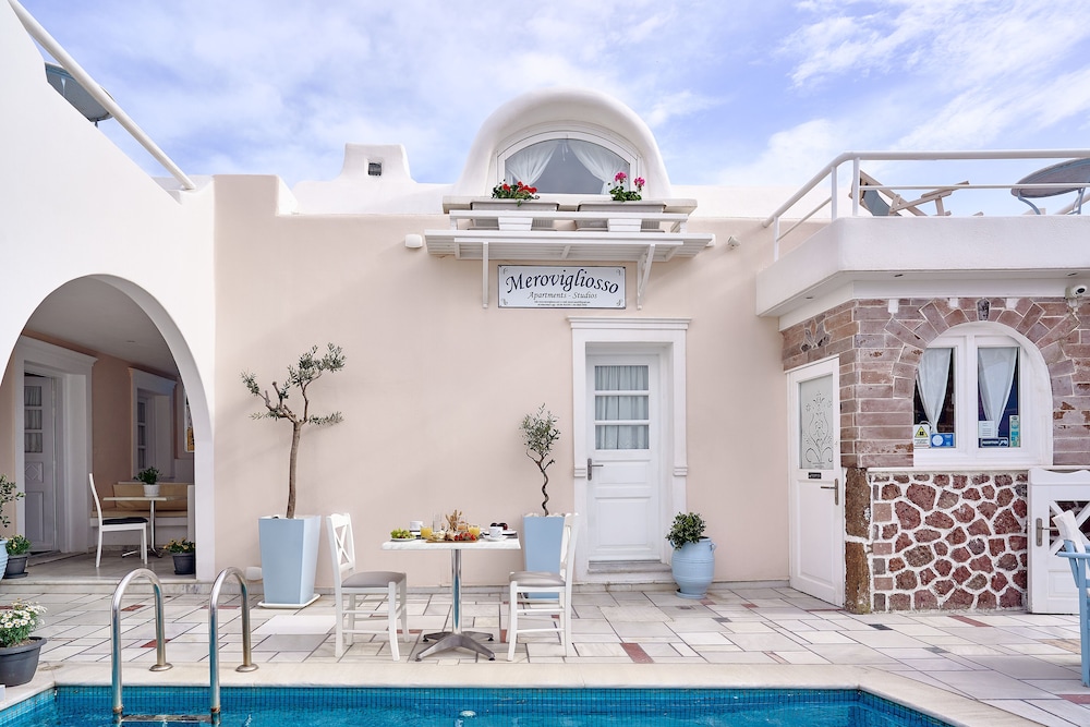 Merovigliosso Apartments — Hotel building in Imerovigli, South Aegean