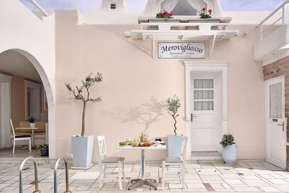 Merovigliosso Apartments — Hotel building in Imerovigli, South Aegean