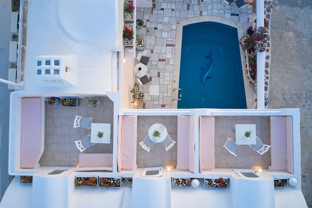 Merovigliosso Apartments — Swimming pool in Imerovigli, South Aegean