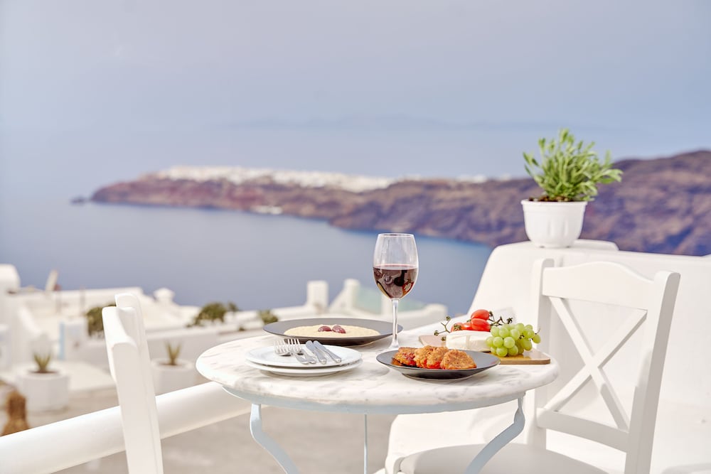 Merovigliosso Apartments — Restaurant & bars in Imerovigli, South Aegean