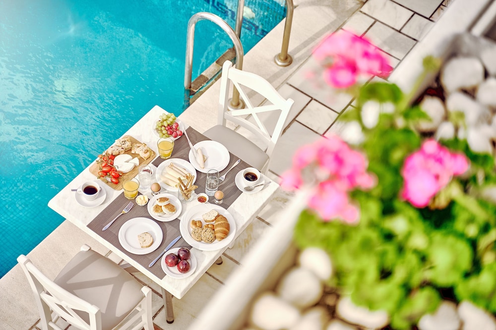 Merovigliosso Apartments — Swimming pool in Imerovigli, South Aegean