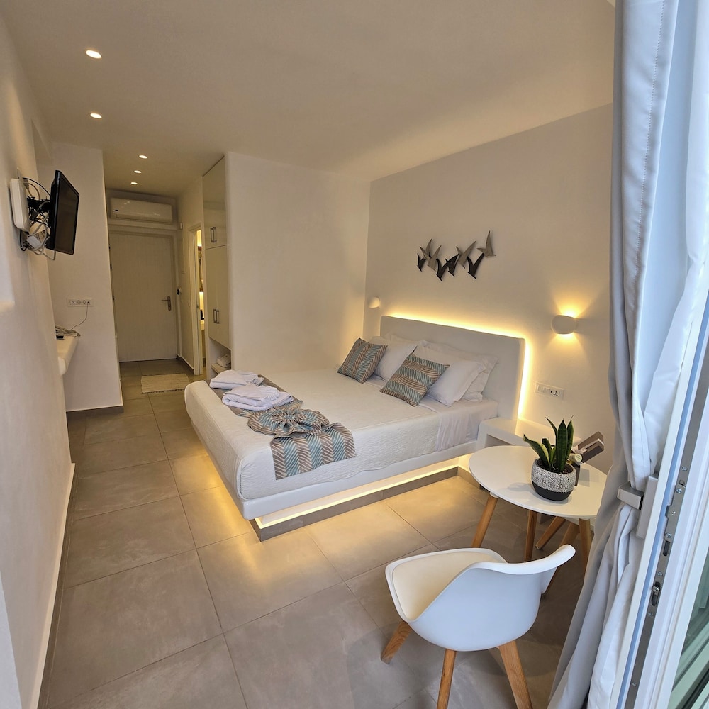 Merovigliosso Apartments — Hotel rooms in Imerovigli, South Aegean