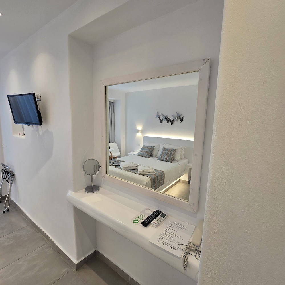 Merovigliosso Apartments — Hotel rooms in Imerovigli, South Aegean