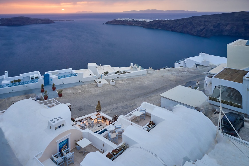 Merovigliosso Apartments — Hotel building in Imerovigli, South Aegean