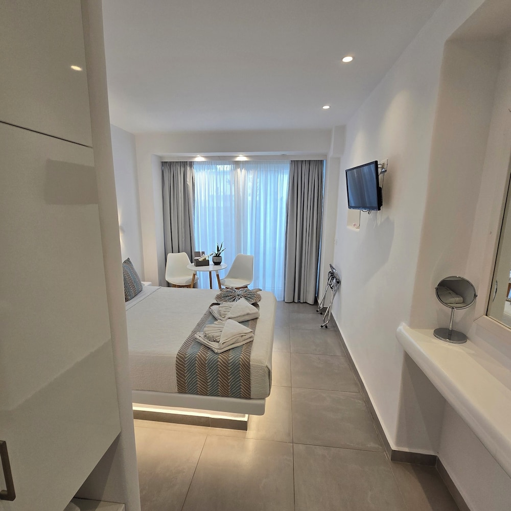 Merovigliosso Apartments — Hotel rooms in Imerovigli, South Aegean