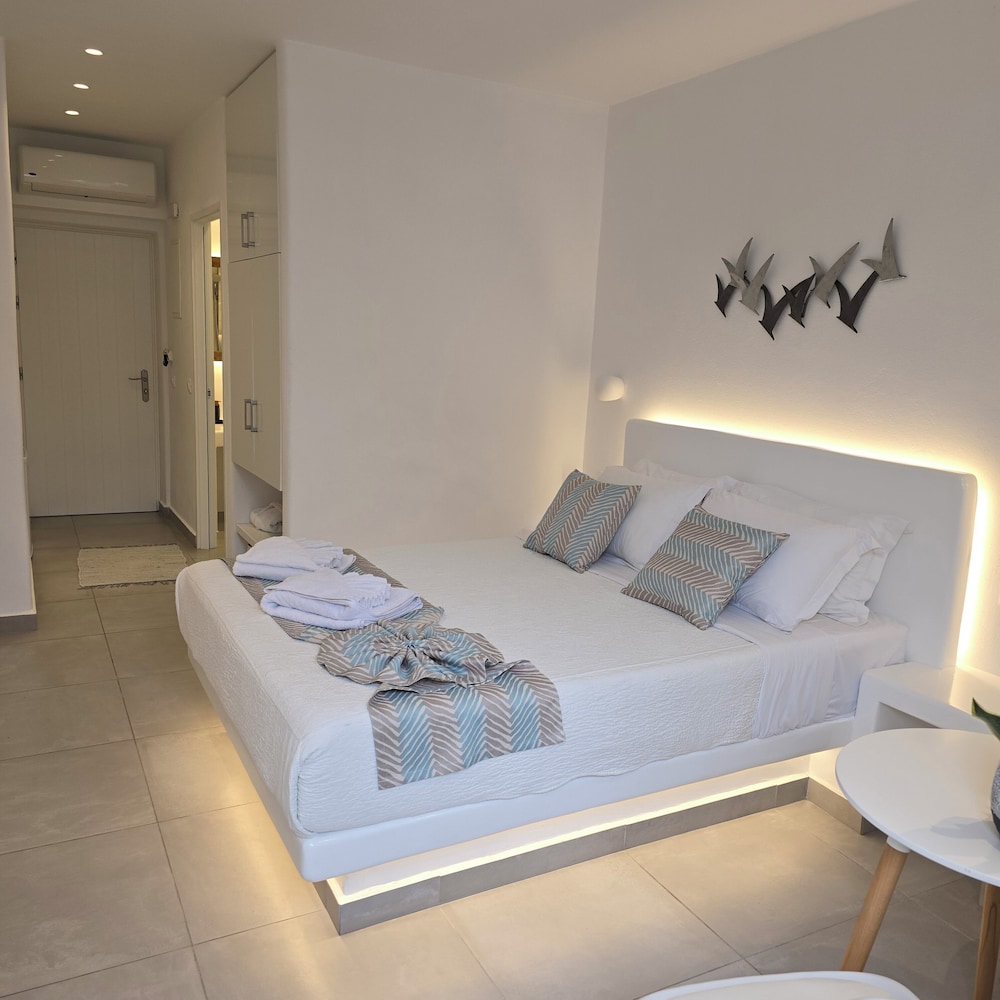 Merovigliosso Apartments — Hotel rooms in Imerovigli, South Aegean