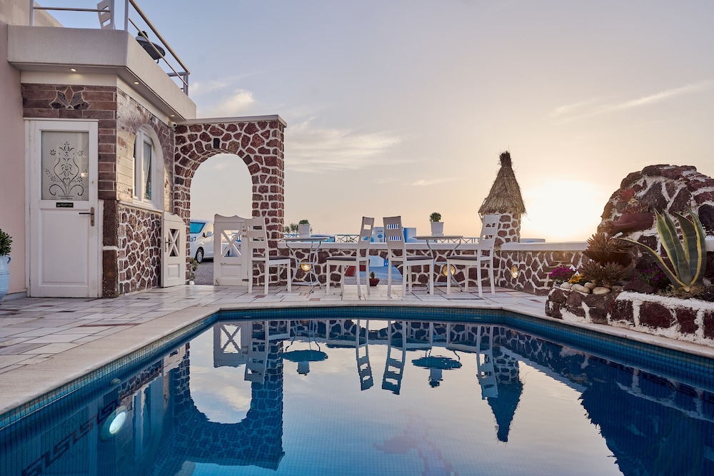Merovigliosso Apartments — Swimming pool in Imerovigli, South Aegean