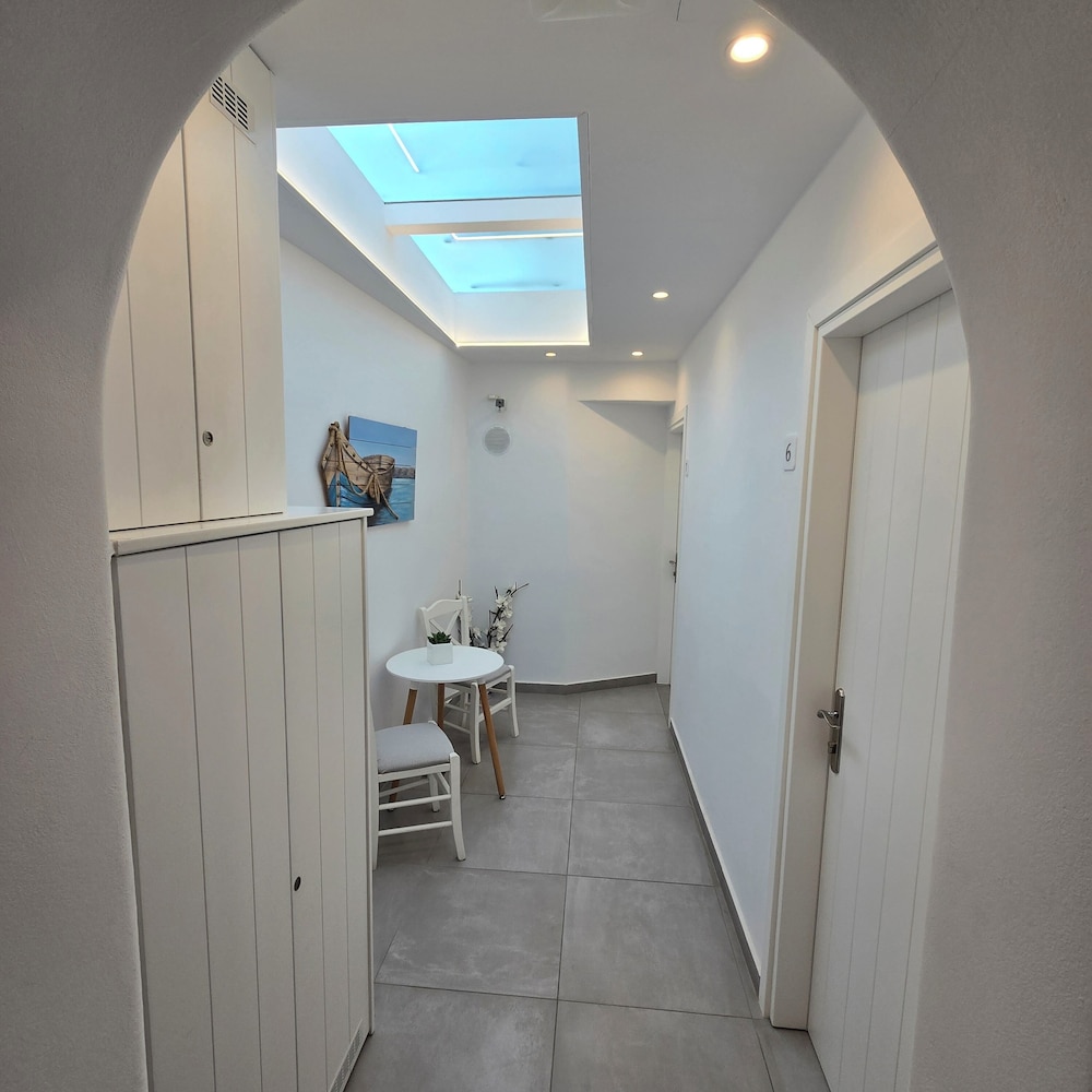 Merovigliosso Apartments — Hotel building in Imerovigli, South Aegean