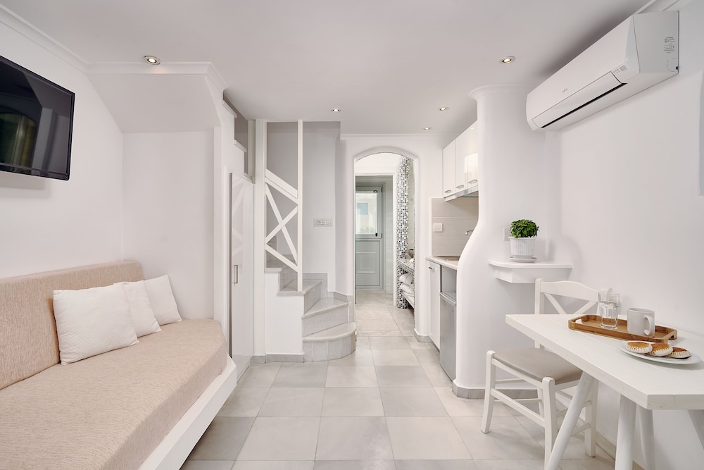 Merovigliosso Apartments — Hotel rooms in Imerovigli, South Aegean