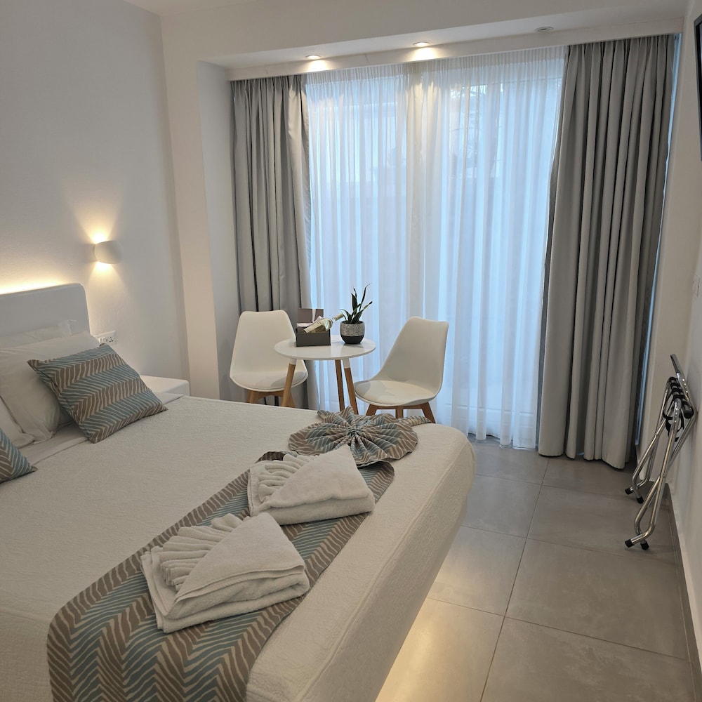 Merovigliosso Apartments — Hotel rooms in Imerovigli, South Aegean