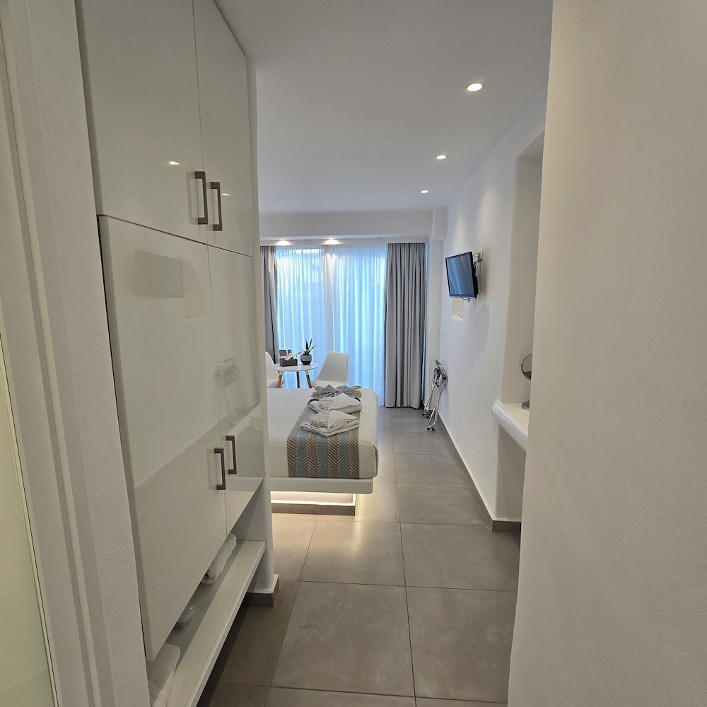 Merovigliosso Apartments — Hotel rooms in Imerovigli, South Aegean