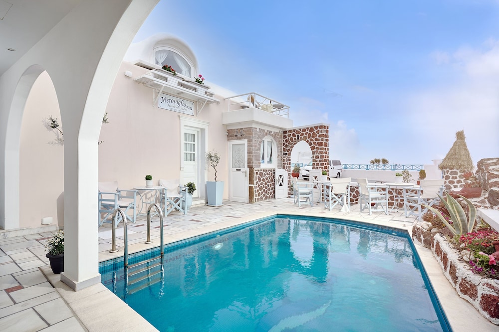 Merovigliosso Apartments — Swimming pool in Imerovigli, South Aegean