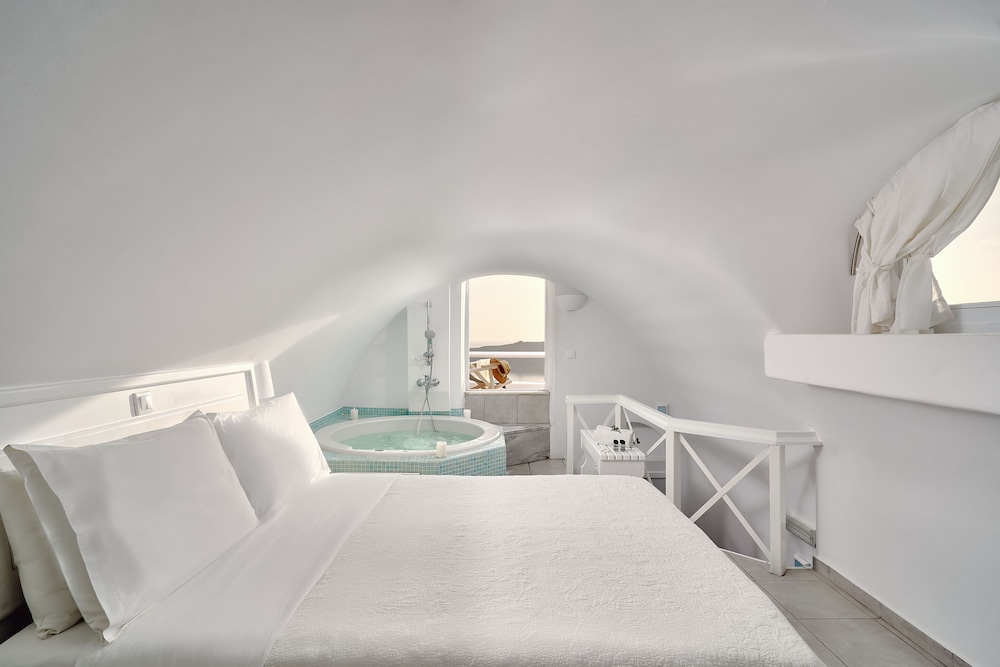 Merovigliosso Apartments — Hotel rooms in Imerovigli, South Aegean