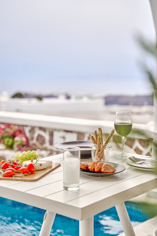 Merovigliosso Apartments — Restaurant & bars in Imerovigli, South Aegean