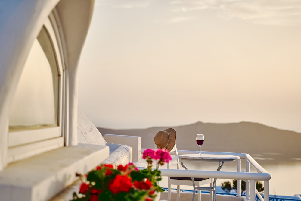 Merovigliosso Apartments — Hotel building in Imerovigli, South Aegean
