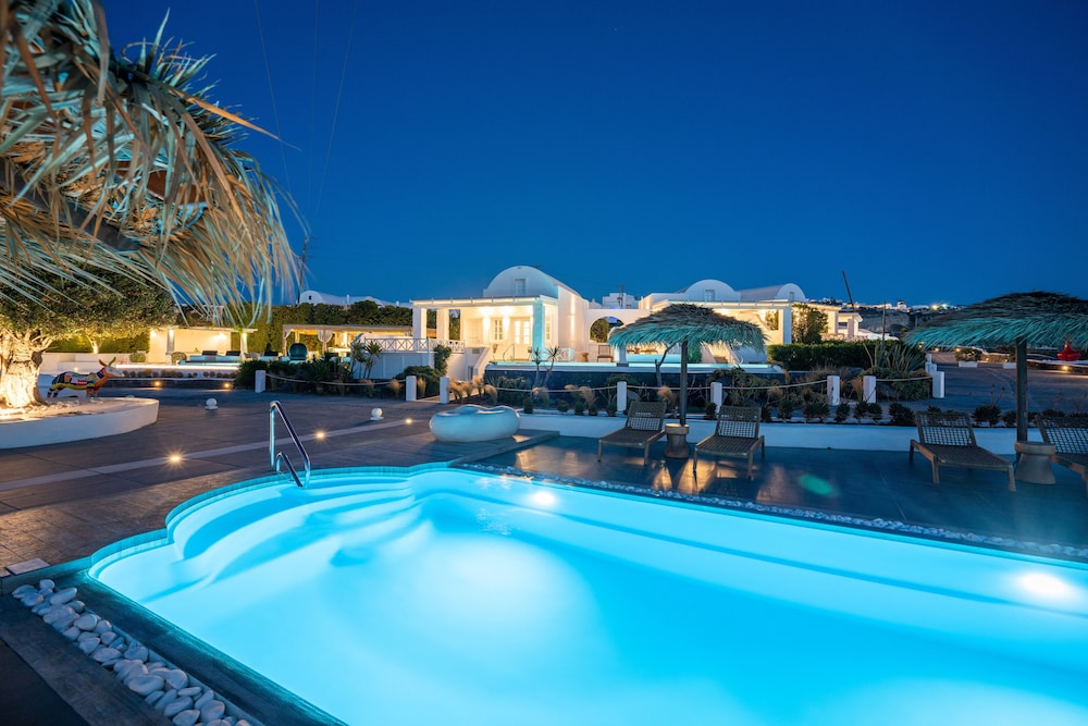 Oia Sunset Villas — Swimming pool in Oia, South Aegean