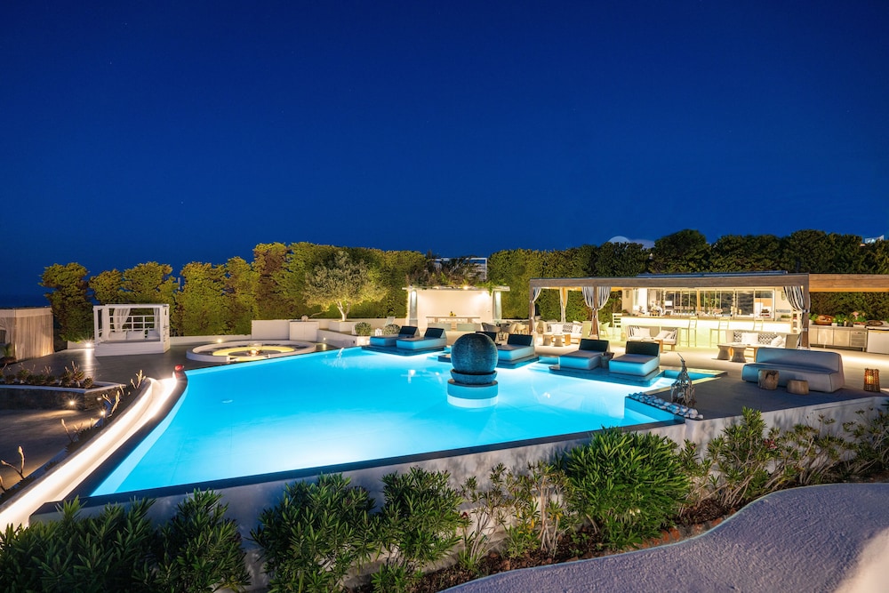 Oia Sunset Villas — Swimming pool in Oia, South Aegean