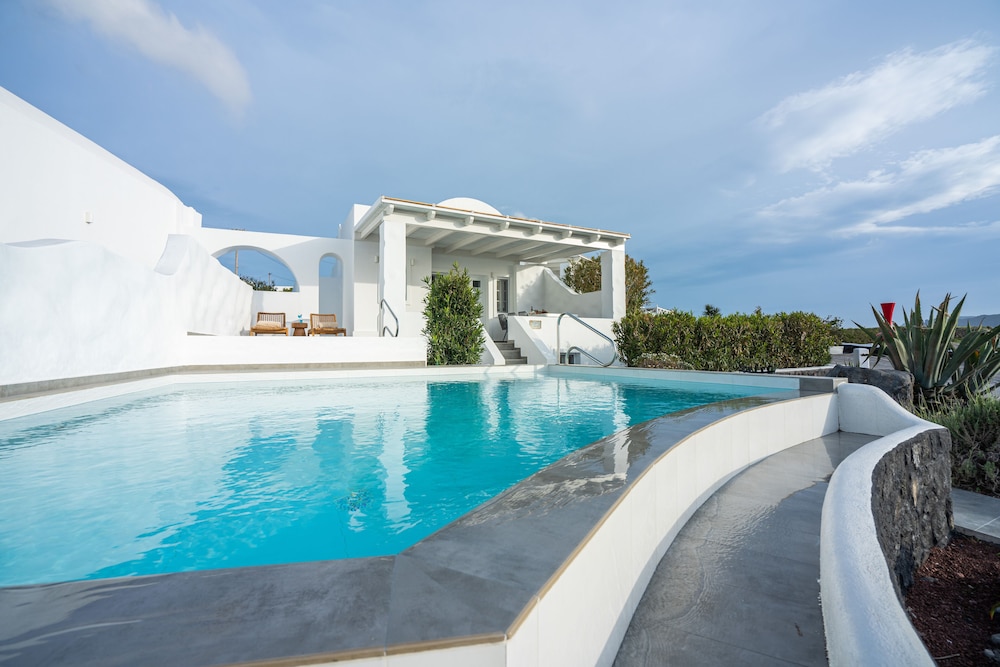 Oia Sunset Villas — Swimming pool in Oia, South Aegean