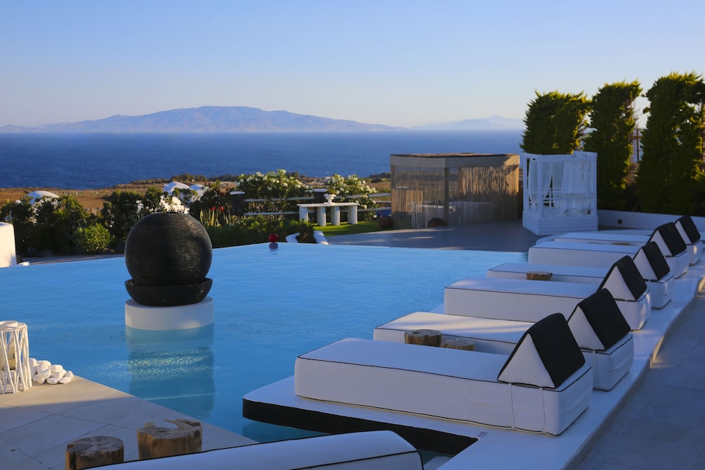Oia Sunset Villas — Swimming pool in Oia, South Aegean