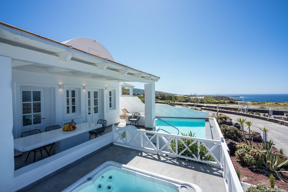 Oia Sunset Villas — Swimming pool in Oia, South Aegean