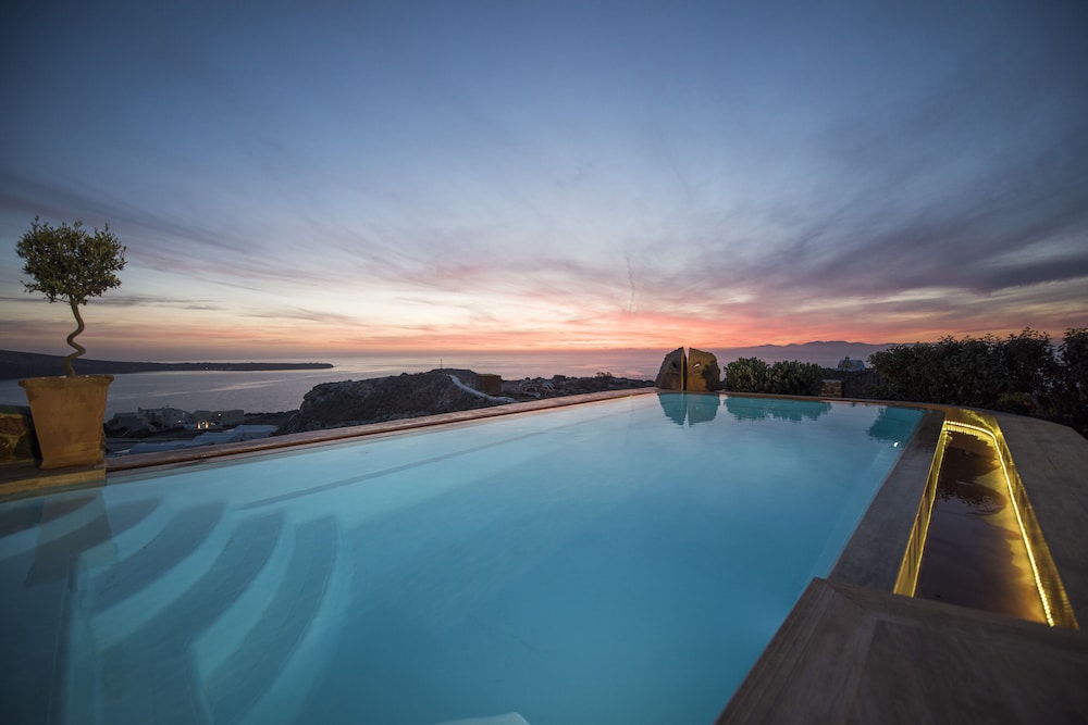 Oia Sunset Villas — Swimming pool in Oia, South Aegean