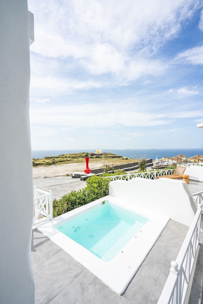 Oia Sunset Villas — Swimming pool in Oia, South Aegean
