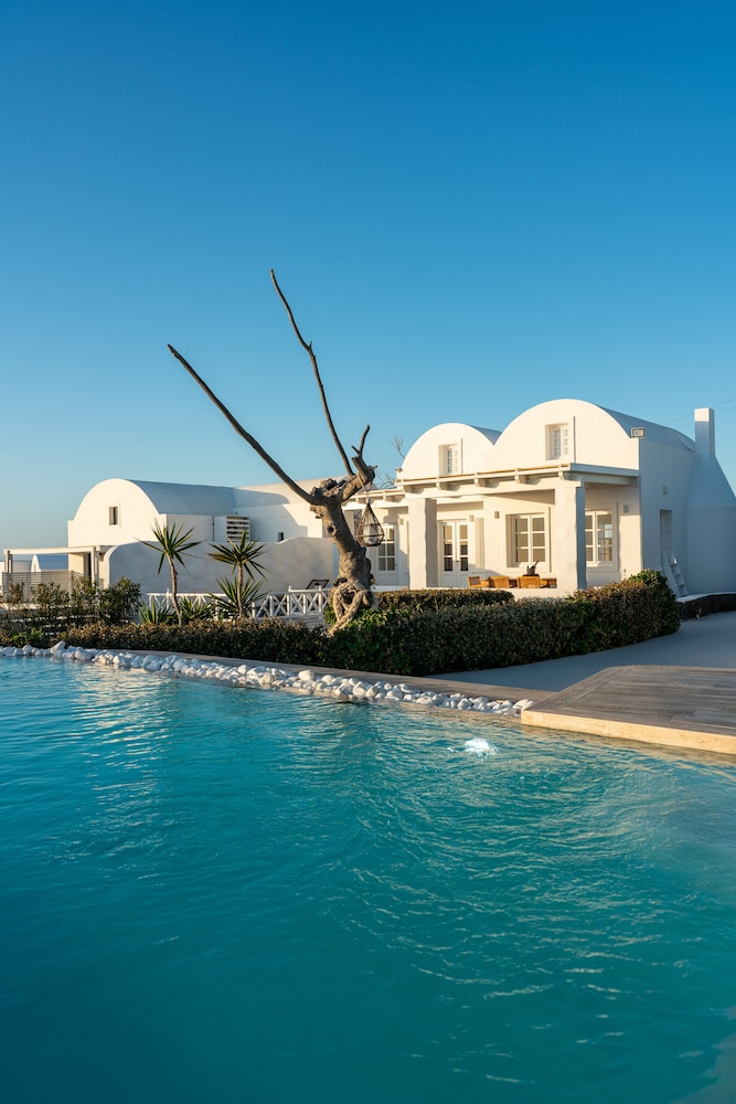 Oia Sunset Villas — Swimming pool in Oia, South Aegean