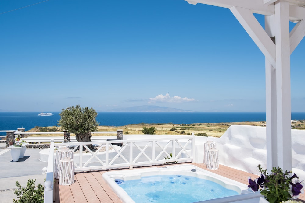 Oia Sunset Villas — Swimming pool in Oia, South Aegean