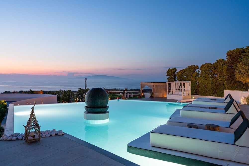Oia Sunset Villas — Swimming pool in Oia, South Aegean