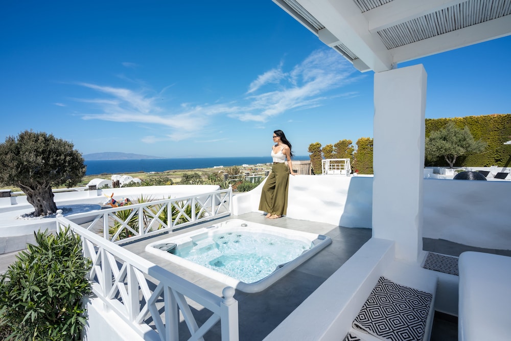 Oia Sunset Villas — Swimming pool in Oia, South Aegean