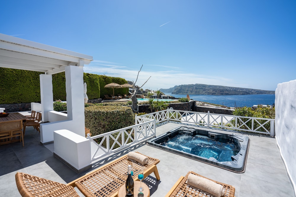 Oia Sunset Villas — Swimming pool in Oia, South Aegean