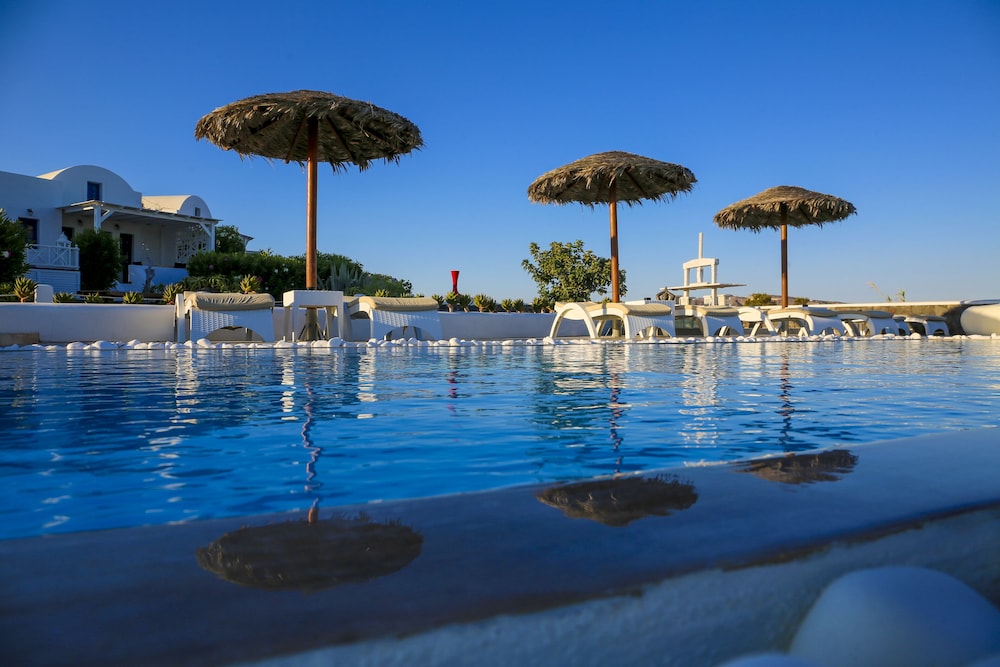Oia Sunset Villas — Swimming pool in Oia, South Aegean