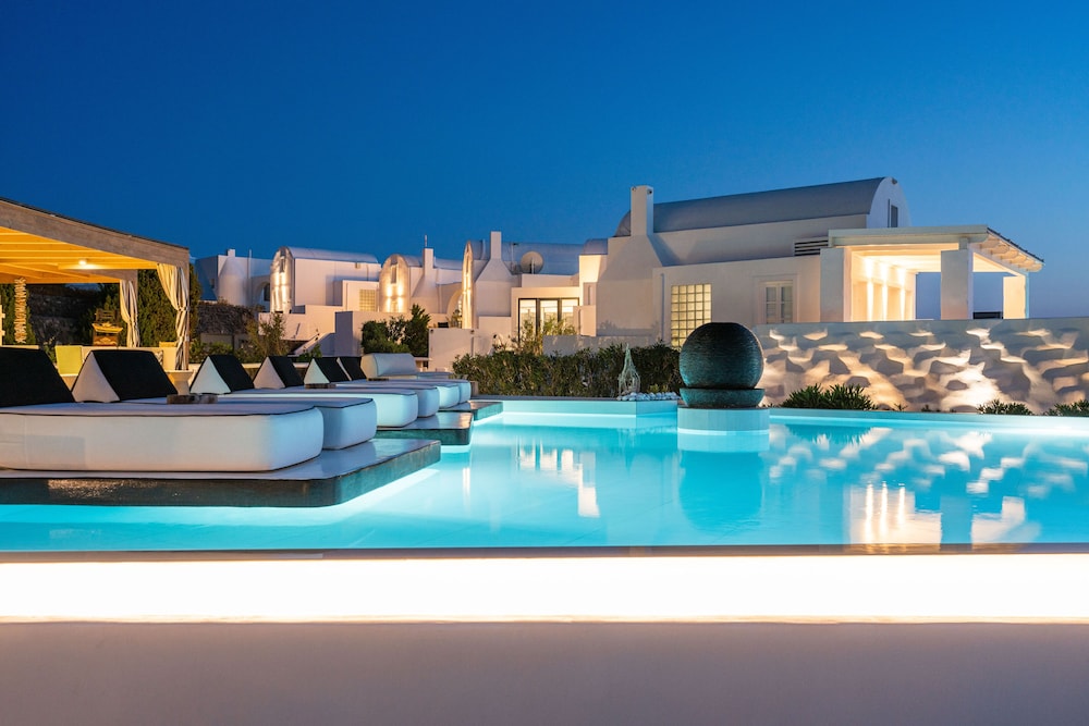 Oia Sunset Villas — Swimming pool in Oia, South Aegean