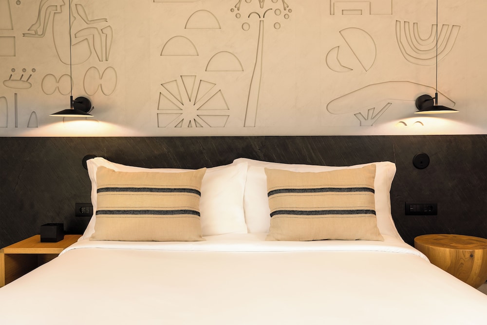 Domes Novos Santorini, Autograph Collection — Hotel rooms in Oia, South Aegean