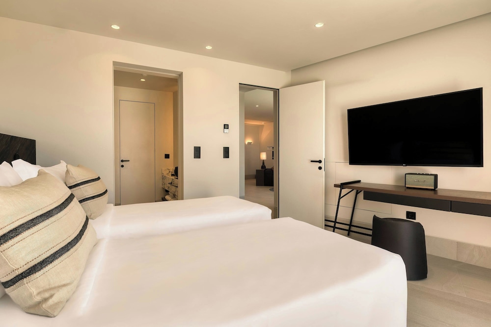 Domes Novos Santorini, Autograph Collection — Hotel rooms in Oia, South Aegean
