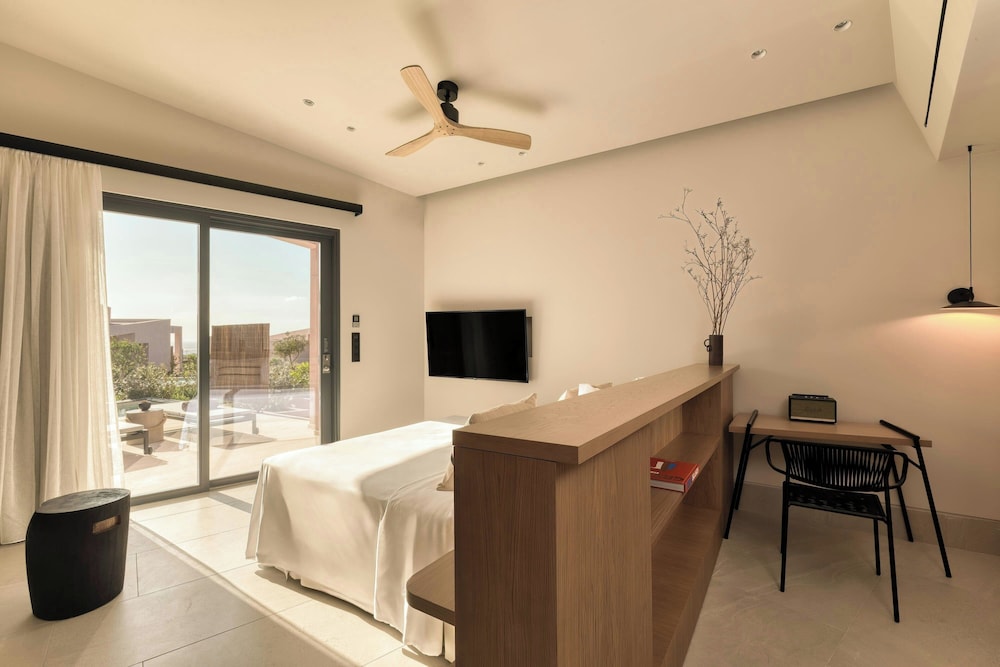 Domes Novos Santorini, Autograph Collection — Hotel rooms in Oia, South Aegean