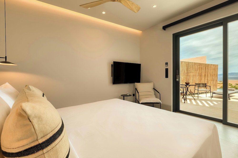 Domes Novos Santorini, Autograph Collection — Hotel rooms in Oia, South Aegean