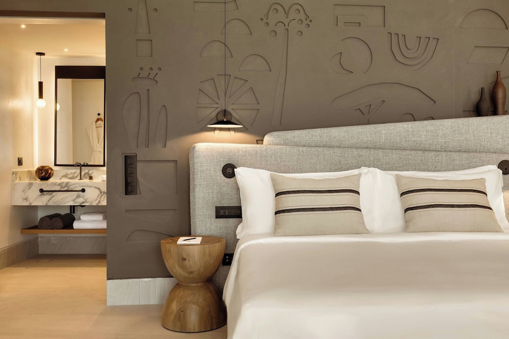 Domes Novos Santorini, Autograph Collection — Hotel rooms in Oia, South Aegean