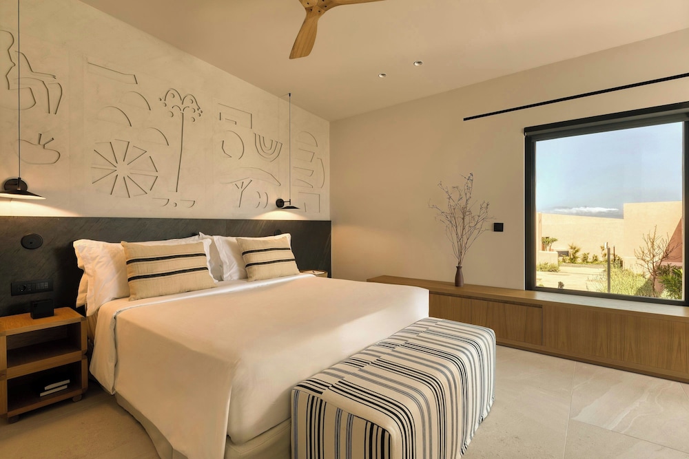Domes Novos Santorini, Autograph Collection — Hotel rooms in Oia, South Aegean