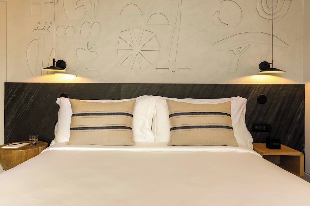 Domes Novos Santorini, Autograph Collection — Hotel rooms in Oia, South Aegean