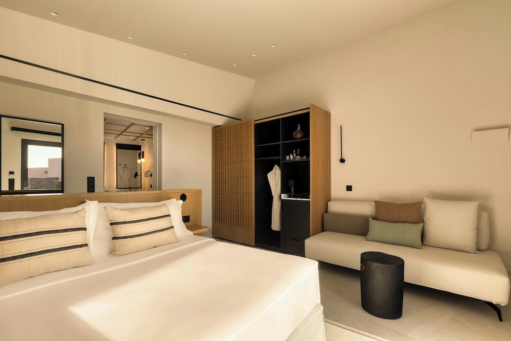 Domes Novos Santorini, Autograph Collection — Hotel rooms in Oia, South Aegean