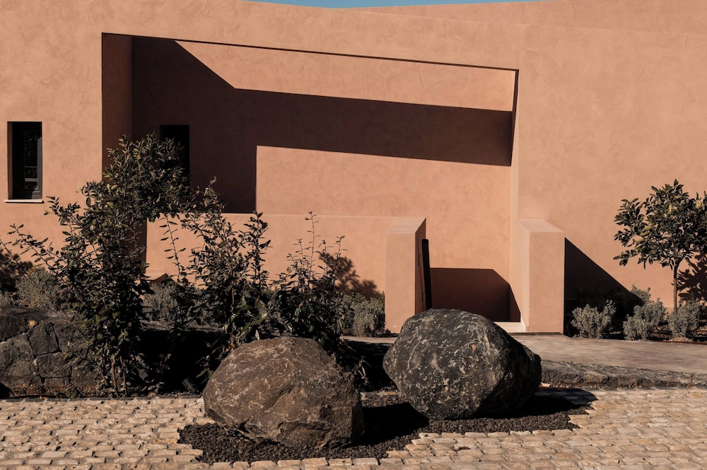 Domes Novos Santorini, Autograph Collection — Hotel building in Oia, South Aegean