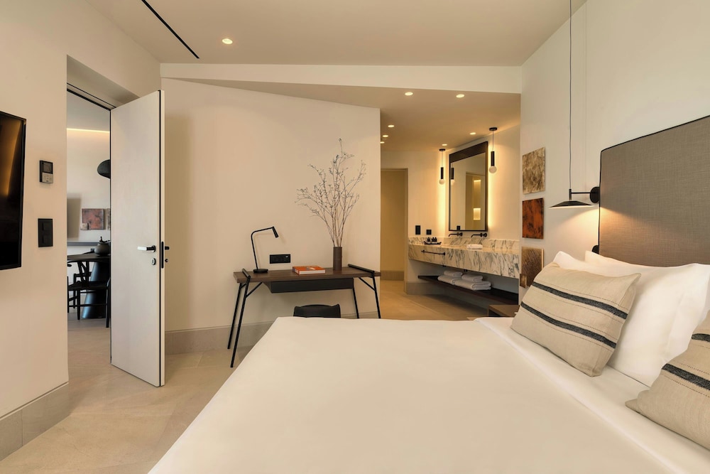 Domes Novos Santorini, Autograph Collection — Hotel rooms in Oia, South Aegean