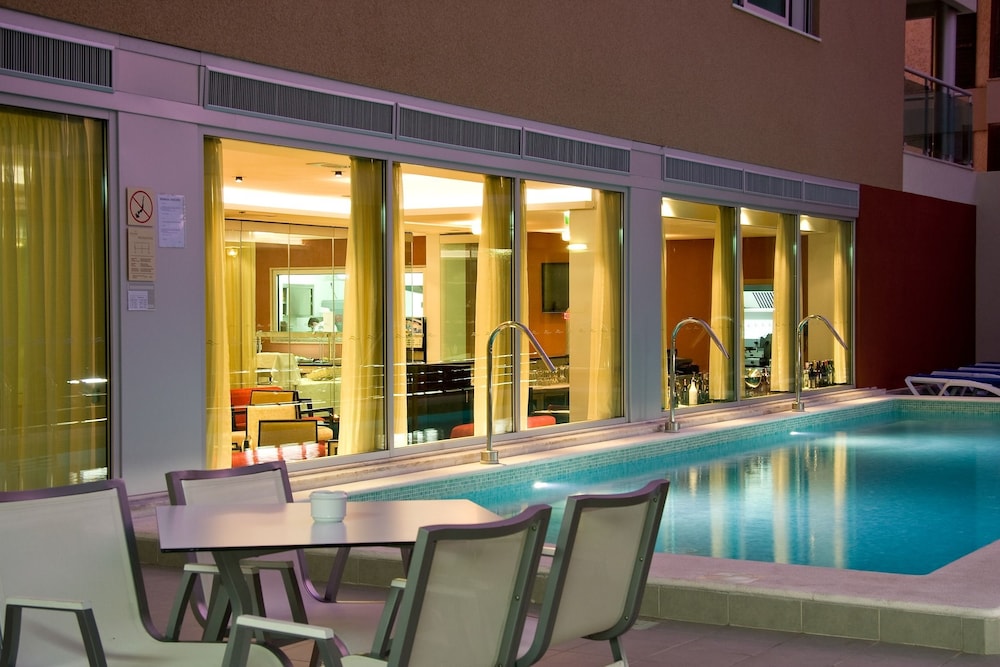 Monte Gordo Hotel Apartamentos & Spa — Swimming pool in Monte Gordo, Faro